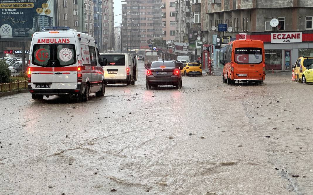 Erzurum'u sağanak vurdu! Evleri su bastı araçlar yolda mahsur kaldı - Resim: 13